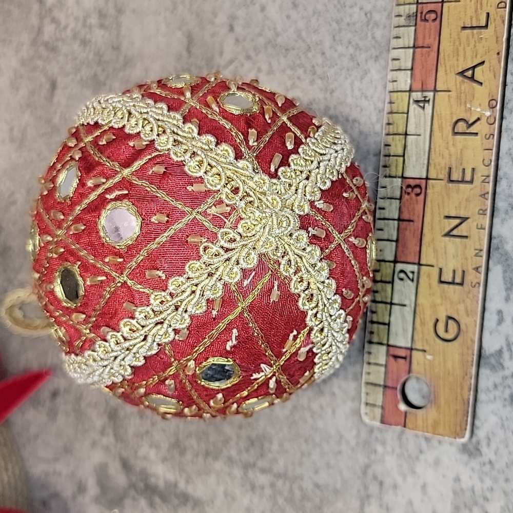 Large Vintage red fabric ornament with beads & mirrors - Picture 5 of 5